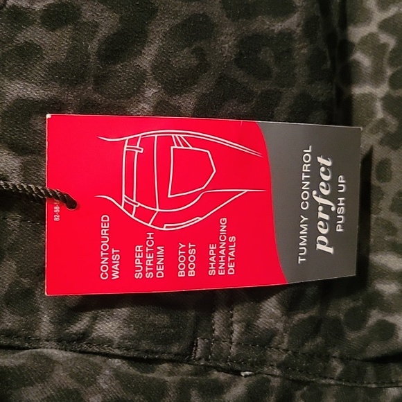 NWT: BOLD elements Cut to Curve Skinny Jeans - Picture 13 of 15